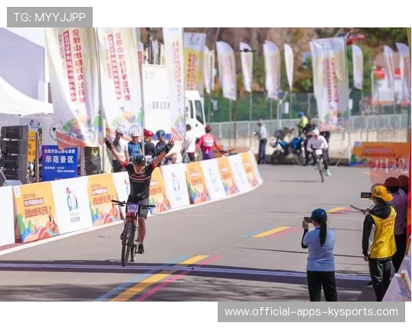 自行车选手终点前举车庆祝提前，险丢冠军